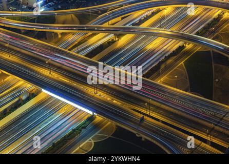 Ein Bild der geschäftigen Kreuzung der Al Safa Street und der Scheich Zayed Road bei Nacht Stockfoto