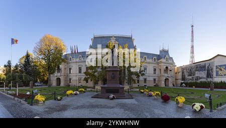 Ein Bild des Rathauses von Iasi und der Statue von Ferdinand I. davor Stockfoto