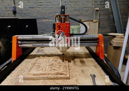 Automatisierte CNC-Bohrmaschine für Holzbearbeitung. Stockfoto