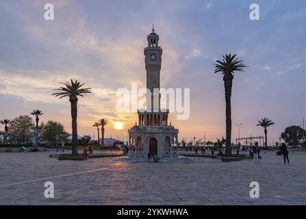 Ein Bild des Uhrenturms von Izmir und des Konak-Platzes bei Sonnenuntergang Stockfoto