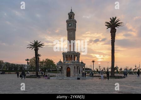 Ein Bild des Uhrenturms von Izmir und des Konak-Platzes bei Sonnenuntergang Stockfoto