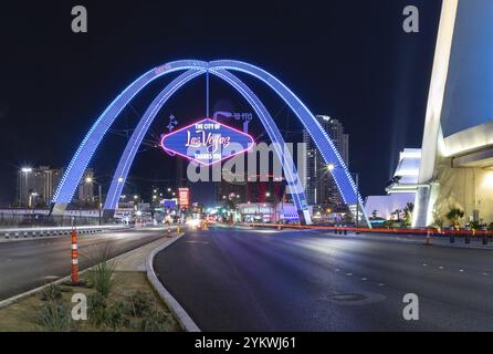 Ein Bild der Las Vegas Boulevard Gateway Arches bei Nacht Stockfoto