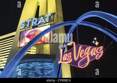 Ein Nahaufnahme des STRAT Hotels, des Casinos und des SkyPod und des Las Vegas Boulevard Gateway Arches bei Nacht Stockfoto