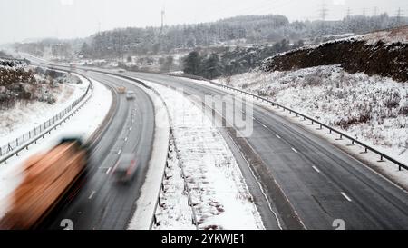Langzeitbelichtungsaufnahme der A465 Heads of the Valley Road bei Ebbw Vale bei einem Winterschneesturm Stockfoto