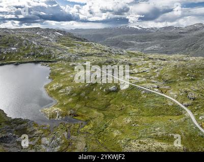 Typische Landschaft in norwegen mit hohen schneebedeckten Bergen und tiefen Seen Stockfoto