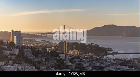 Ein Bild der Golden Gate Bridge bei Sonnenuntergang vom Coit Tower aus gesehen Stockfoto