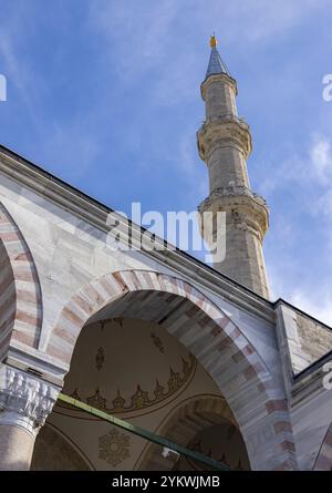 Ein Bild von einem Minarett der Fatih-Moschee in Istanbul Stockfoto