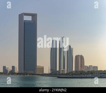 Ein Bild der Etihad Towers und des Hauptquartiers der Abu Dhabi National Oil Company bei Sonnenuntergang Stockfoto