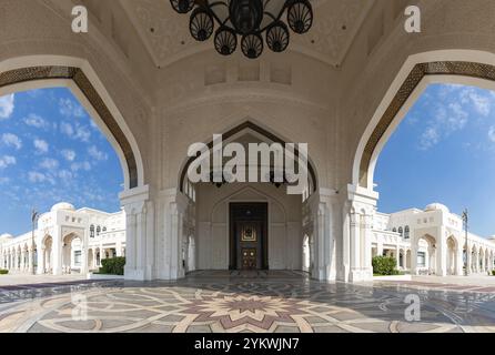 Ein Bild vom Haupteingang des Qasr Al Watan Stockfoto