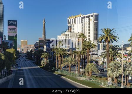 Ein Bild vom Las Vegas Boulevard South mit Palmen in der Mitte und dem Planet Hollywood Las Vegas Resort and Casino oben rechts Stockfoto