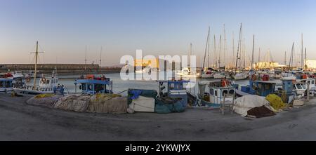 Ein Foto von Fischerbooten am Yachthafen von Heraklion, mit der Rocca a Mare oder der Festung Koules in der Mitte Stockfoto