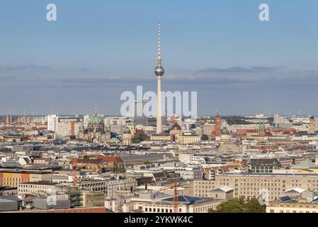 Ein Bild einiger Berliner Wahrzeichen aus der Ferne, wie der Berliner Fernsehturm, der Berliner Dom und das Berliner Schloss Stockfoto