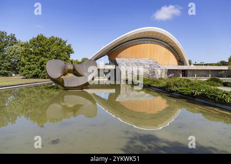 Ein Bild vom Haus der Kulturen der Welt. Ebenfalls zu sehen ist die Schmetterlingsskulptur von Henry Moore, die 1986 geschaffen wurde, aber restauriert und in die Höhe gebracht wurde Stockfoto