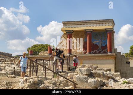 Ein Bild des Nordeingangs und des Bullenfreskos am Knossos Palace Stockfoto