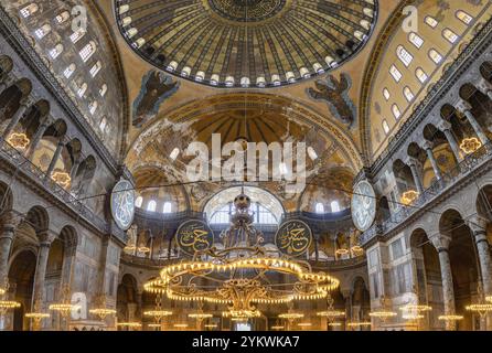 Ein Bild des farbenfrohen und wunderschönen Innenraums der Hagia Sophia in Istanbul Stockfoto