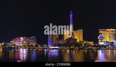 Ein Bild des Paris Las Vegas, des Flamingo Las Vegas Hotel and Casino und des Planet Hollywood Las Vegas Resort and Casino spiegelt sich im Bellag wider Stockfoto
