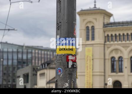 Ein Bild von einem Aufkleber der Ukraine auf einem Post Stockfoto