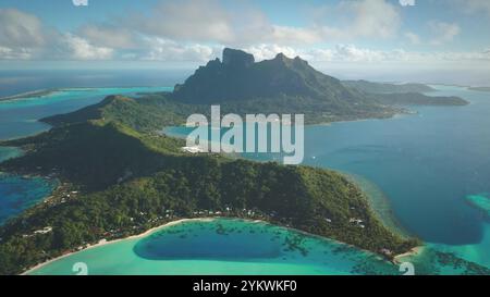 Atemberaubende Luftperspektive auf Bora Bora exotische Insel, Französisch-Polynesien, Berg Otemanu im Hintergrund, lebendige grüne Landschaften, kristallklares blaues Wasser Korallenriff. Eine perfekte tropische Oase Stockfoto