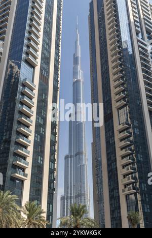 Ein Bild des Burj Khalifa, gesehen durch nahe gelegene Wohngebäude Stockfoto