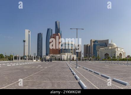 Ein Bild der Etihad Towers, des Khalidiya Palace Rayhaan by Rotana Hotel, des Hauptsitzes der Abu Dhabi National Oil Company und eines Qasr Al Watan GA Stockfoto