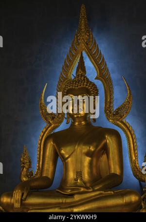 Ein Bild der goldenen Buddha-Statue im Tempel des Wat Benchamabophit Dusitwanaram Stockfoto