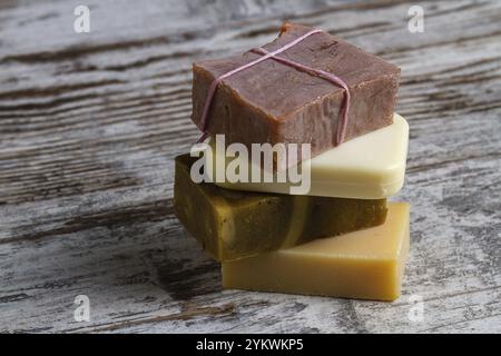 Stapel von verschiedenen natürlichen Öko-Seifenstäben. Grauer Vintage-Holzhintergrund Stockfoto