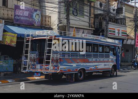 Ein Bild von einem farbenfrohen Bus in Phuket Stockfoto