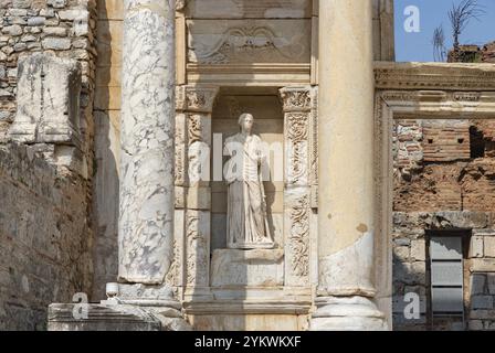 Ein Bild der Sophia-Statue in der Celsus-Bibliothek in der antiken Stadt Ephesus, die Weisheit repräsentiert Stockfoto