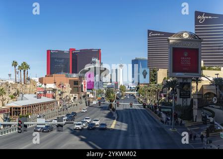 Ein Bild des Las Vegas Boulevard South mit Verkehr, Palmen und Kasinos auf beiden Seiten Stockfoto