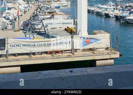 Marseille. Frankreich - 19. November 2024: Städtische Hafenszene in Marseille mit einem Yachthafen voller Boote und Yachten. Historische Gebäude mit Klas Stockfoto