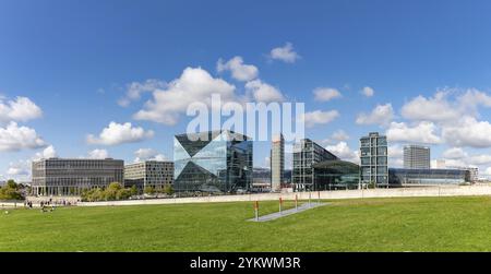 Ein Bild des 3XN Cube Berlin Gebäudes und des Berliner Hauptbahnhofs Stockfoto