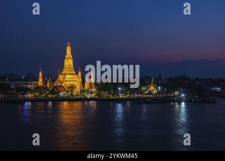 Ein Bild des Tempels Wat Arun bei Nacht Stockfoto