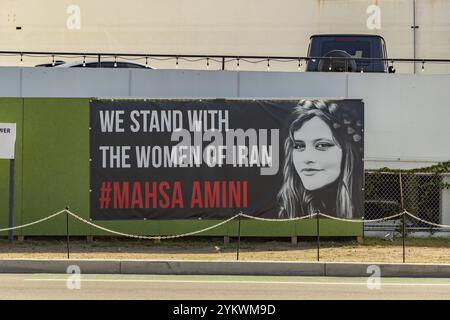 Ein Bild von Banner zur Unterstützung von Mahsa Amini, dem verstorbenen iranischen Mädchen, das einen sozialen Protest im Iran auslöste Stockfoto