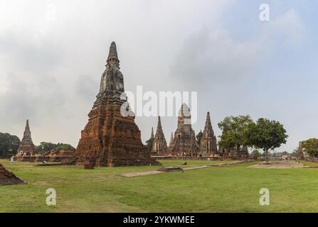 Ein Bild des Tempels Wat Chaiwatthanaram, mit der zentralen Struktur ganz rechts und einem der Chedis auf der linken Seite Stockfoto