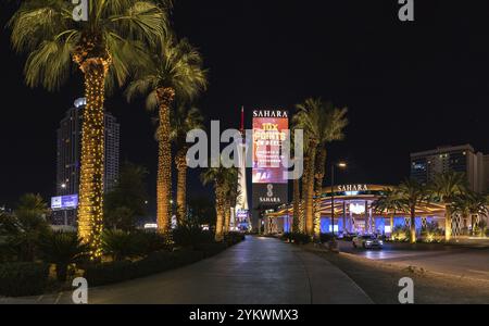 Ein Bild der SAHARA Las Vegas und des STRAT SkyPod bei Nacht Stockfoto