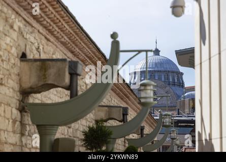 Ein Bild der griechisch-orthodoxen Kirche Hagia Triada, gesehen durch die Taksim-Moschee Stockfoto