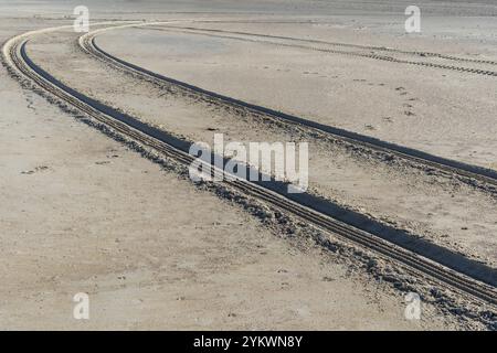 Raue Reifenspuren am Nordseestrand Stockfoto