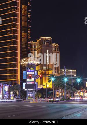 Ein Bild vom South Las Vegas Boulevard bei Nacht, mit Teilen des Encore im Wynn Las Vegas und dem venezianischen Las Vegas auf der linken Seite Stockfoto