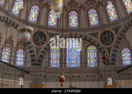 Ein Bild des farbenfrohen und wunderschönen Innenraums der Fatih-Moschee in Istanbul Stockfoto