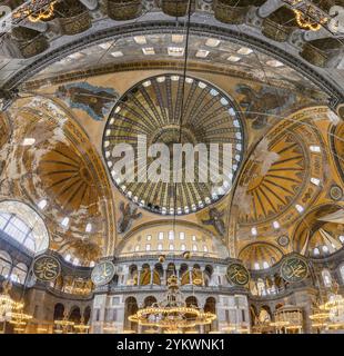 Ein Bild des farbenfrohen und wunderschönen Innenraums der Hagia Sophia in Istanbul Stockfoto