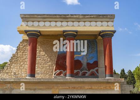 Ein Bild des Nordeingangs und des Bullenfreskos am Knossos Palace Stockfoto