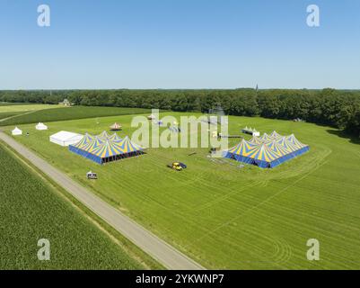 Feld mit zwei großen Eventzelten, die für ein Festival vorbereitet werden Stockfoto