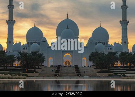 Ein Nahaufnahme der Scheich-Zayed-Moschee bei Sonnenuntergang Stockfoto