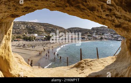 Ein Bild von Matala Beach aus einer seiner Höhlen Stockfoto