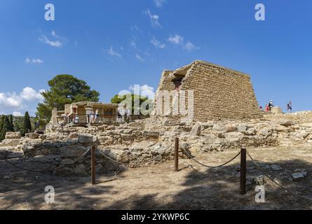 Ein Bild des südlichen Propylaeums am Knossos Palast auf der linken Seite und der Ruinen, die den Prinzen der Lilien Fresco beherbergen, auf der rechten Seite Stockfoto