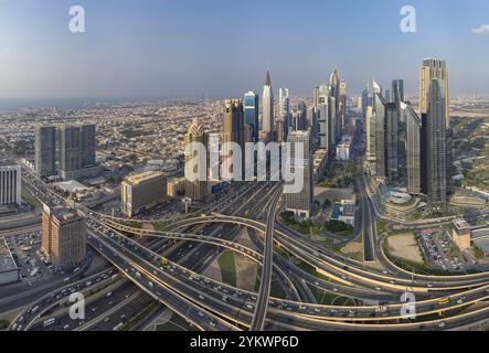 Ein Bild der Gebäude im Trade Centre-Viertel und der geschäftigen Kreuzung der Al Safa Street und der Sheikh Zayed Road Stockfoto