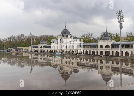 Ein Bild der City Park Ice Rink and Boating Building spiegelt sich auf dem City Park Lake Stockfoto