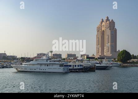 Ein Bild vom Rixos Marina Abu Dhabi Hotel und den Yachten an der Abu Dhabi Marina an der Abu Dhabi Breakwater Stockfoto