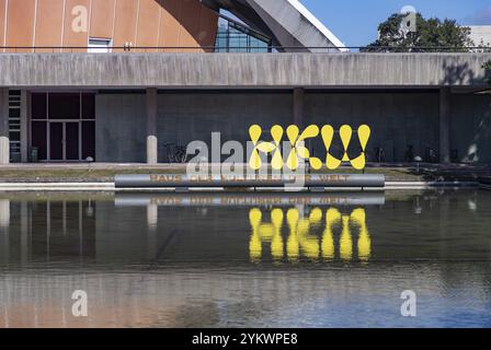 Ein Bild vom Zeichen des Hauses der Kulturen der Welt davor Stockfoto