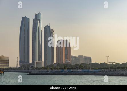 Ein Bild der Etihad Towers bei Sonnenuntergang Stockfoto